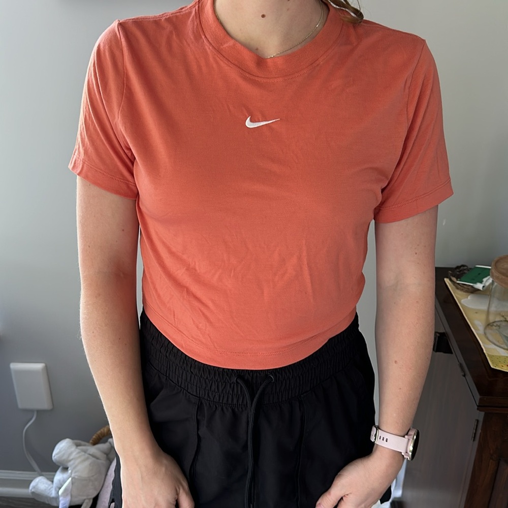 Brand new Nike slim tee coral size medium